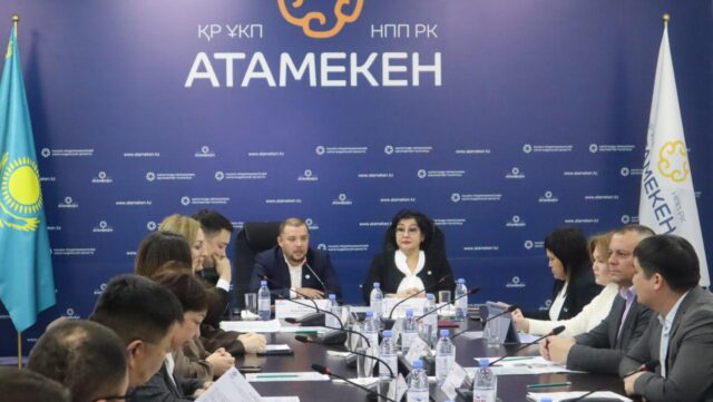 Жоспарлардан-іс-әрекеттерге: Қарағанды облысының білімі мен бизнесі болашақтың кадрларын бірге қалай дайындайды
Қарағандыда "Мамандығым – болашағым" жобасы мен халықтың табысын арттырудың мемлекеттік бағдарламасы аясында білім беру және бизнес жүйесінің стратегиялық әріптестігіне арналған ауқымды форум өтті. Іс-шара талқылаудан өңірдің қазіргі заманғы кадрлық әлеуетін құру жөніндегі нақты қадамдарға көшудің бастапқы нүктесі болды.
Форумды аша отырып, "Қарағанды технология және сервис колледжі" КМҚК басшысы, Қарағанды қаласының қоғамдық кеңесінің мүшесі М.М.Мамирова: облыс экономикасын құзыретті кадрлармен, ал жастарды – сенімді кәсіби болашақ пен лайықты табыспен қамтамасыз етуді басты мақсатымыз екенін айтып өтті. Мұның кілті-білім беру мен бизнес-қоғамдастықтың тығыз қарым-қатынасы".
Қарағанды облысының Кәсіпкерлер Палатасы директорының орынбасары Е. Қалиев жұмыс берушілерге: "Сіздер мамандардың дағдыларына қойылатын талаптарды қалыптастырып, стандарттарды әзірлеуге қатысып, практика үшін базалар ұсынып отырсыздар. Сіздің қатысуыңыз-сәттіліктің негізі".
Жастарға ғана емес, ересектерге де ерекше назар аударылды. Мансап орталығының директоры Е. Сатабалдинов кәсіби іске асыру мен қосымша табыс үшін жаңа мүмкіндіктер іздейтіндерді қолдаудың маңыздылығын атап өтті.
Нақты шешімдер мен жобалар
"Haute Couture" стиль мектебінің басшысы Н. Приб азаматтарға колледждермен әлеуметтік ынтымақтастық арқылы екінші мамандықты тегін алуға мүмкіндік беретін үлгіні ұсынды. Бұл экономикалық белсенділікті арттырады және бизнеске білікті кадрлар ағынын береді.
Қарағанды индустриалды-технологиялық колледжінің директоры З. Сыздықова процестерді автоматтандыруға ғана емес, сонымен қатар деректер негізінде студенттердің табыстары мен жұмысқа орналасуын болжауға мүмкіндік беретін зияткерлік цифрлық экожүйені құру туралы айтып берді.
Атласта көрсетілген стратегиялық бағыттардың бірі су ресурстары саласы болды. Теміртау жоғары политехникалық колледжі директорының орынбасары Б. Ахметов "Су орталығы" жобасын жоғары дәрежелі мамандарды даярлауға арналған бірегей алаң ретінде таныстырды.