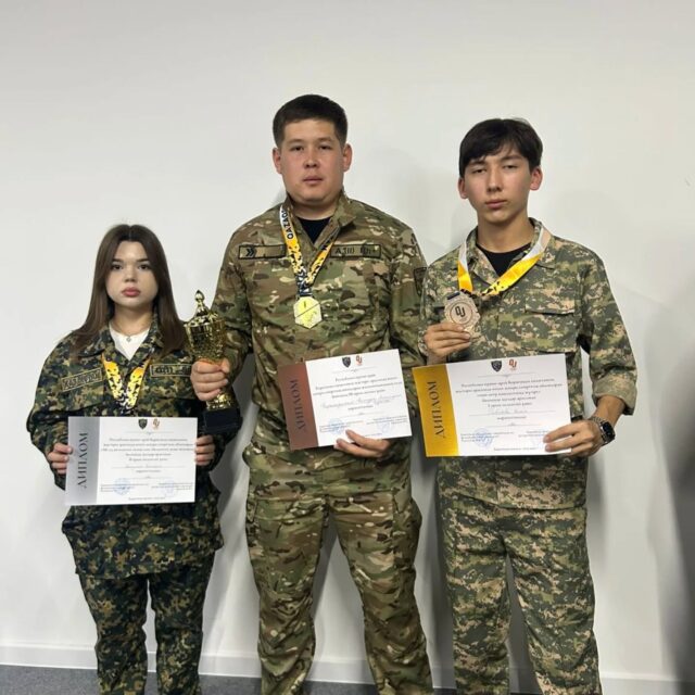 24.10.2025 — Республика күніне арналған "Абырои – 2025" әскери-спорттық ойындары! 💪🇰🇿

Қарағанды қаласының Жастар ресурстық орталығының ұйымдастыруымен өткен жарыс Республика күніне арналды. 🇰🇿
💪 Жарысқа мектеп оқушылары мен колледж студенттері қатысып, өздерінің ептілігін, батылдығын және командалық рухын көрсетті.

Біздің колледж студенттері тамаша нәтижелерге қол жеткізді! 🏆

🥇 Рымбекова Камила — 1000 метр қашықтыққа жүгіруден 1-орын
🥈 Матуленко Виктория — АК-74 автоматын бөлшектеу және жинақтаудан 2-орын
🥉 Махаш Айдар — АК-74 автоматын бөлшектеу және жинақтаудан 3-орын
🥉 Командалық есепте — Қарағанды технология және сервис колледжі 3-орынға ие болды! 👏

🔥 Бұл жеңістер – студенттердің табандылығы мен ұстаздарының еңбегінің нәтижесі.
Жауапты: Арқалықұлы Болатбек, НВжТП пәнінің оқытушысы.

24.10.2025 — Военно-спортивные игры «Абырои – 2025», приуроченные ко Дню Республики Казахстан! 🇰🇿💪

Мероприятие организовано Молодёжным ресурсным центром города Караганды в честь Дня Республики. 🇰🇿
💪 В соревнованиях приняли участие школьники и студенты колледжей, показав свою ловкость, смелость и командный дух.

Наши студенты достойно представили колледж и показали отличные результаты! 🏆

🥇 Рымбекова Камила — 1 место в беге на дистанцию 1000 м
🥈 Матуленко Виктория — 2 место в разборке и сборке автомата АК-74
🥉 Махаш Айдар — 3 место в разборке и сборке автомата АК-74
🥉 В командном зачёте Карагандинский колледж технологий и сервиса занял 3 место! 👏

🔥 Эти результаты — заслуга усердия студентов и профессионализма преподавателей.
Ответственный: Арқалықұлы Болатбек, преподаватель дисциплины НВиТП.
#кктис #адалазамат #адаленбек #РеспубликаКүні #ӘскериСпорттықОйындар #ЖасПатриоттар #KaragandaCollege #Жеңіс #ЖастарРесурстықОрталығы
@umckrg @obb_qaragandy @saryarkadaryny.kz @qaragandy_jastary