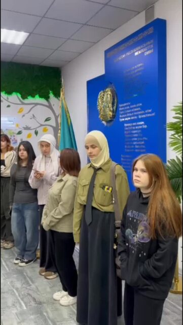 Бүгін Қарағанды технология және сервис колледжінде бірінші курс студенттері арасында қызықты квест өтті.
Барлық топтар белсенділік, ұйымшылдық және тапқырлық танытты.
Барлық тапсырмалар сәтті орындалды, әр команда өте жақсы нәтиже көрсетті!
Іс-шара көңілді, достық және көтеріңкі көңіл күйде өтті.
Сегодня в Карагандинском колледже технологии и сервиса прошёл увлекательный квест для студентов первого курса.
Все группы проявили активность, командный дух и смекалку.
Задания были выполнены успешно, и каждая команда справилась на отлично!
Мероприятие прошло в атмосфере веселья, дружбы и хорошего настроения.
#кктис #швейноепроизводство #парикмахерскоеискусство #делопроизводство #студенческий_парламент