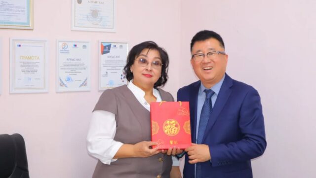 2025 жылғы 30 қазанда Қарағанды технология және сервис колледжінде тарихи оқиға болды. Колледжге Қытай Халық Республикасының, Пекин қаласынаң қонақтар келді.
Сапардың мақсаты-жұмысшы кадрларды даярлау ерекшеліктерімен, колледж мамандықтарымен, материалдық-техникалық базамен, сондай-ақ өзара тиімді серіктестік қатынастарды дамытумен танысу. "Сандық техника" мамандығы аясында бірлескен бағыттарды дамыту жоспарлануда

30 октября 2025 года в Карагандинском колледже технологии и сервиса состоялось историческое событие. Колледж посетили гости из Китайской народной Республики, города Пекин.
Цель посещения-знакомство с особенностями подготовки рабочих кадров, специальностями колледжа, материально-технической базой, а также развитием взаимовыгодных партнёрских отношений.
В рамках специальности «Цифровая техника» планируется развитие совместных направлений
#кктис #адалазамат #адаленбек #китайказахстан #международноесотрудничество
@umckrg @obb_qaragandy @rumcdo_official @oqu_agartu_ministrligi
@alibekaldeney @dulatzhekebaev