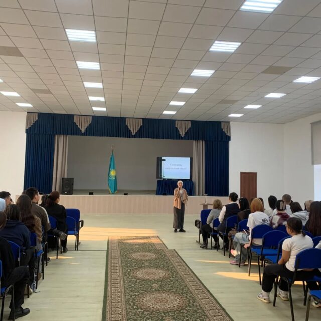 17.11.2025 ж.Қарағанды қаласының "Жастар ресурстық орталығы" КММ "Нашақорлықтың, алкоголизмнің және темекі шегудің алдын алу" тақырыбында "Salauatty ómir saltyn tańda"жобасын іске асыру аясында колледж студенттерімен кездесу өткізді. Спикер ретінде психолог Алпысбаева Назым Сейтханқызы сөз сөйледі. Кездесу барысында студенттер денсаулықты сақтау және жауапты мінез-құлықты қалыптастыру туралы маңызды білім алды. Іс-шара ашық диалог атмосферасында өтті және жастардың қызығушылығын тудырды.

17.11.2025 г. КГУ «Молодежный ресурсный центр» г.Караганды провела встречу со студентами колледжа в рамках реализации проекта «Salauatty ómir saltyn tańda» на тему «Профилактика наркомании, алкоголизма и табакокурения». Спикером выступила психолог Алпысбаева Назым Сейтхановна. В ходе встречи студенты получили важные знания о сохранении здоровья и формировании ответственного поведения. Мероприятие прошло в атмосфере открытого диалога и вызвало большой интерес у молодежи.
#kktis #кктис #адалазамат #адаленбек #профилактиканаркомании @qaragandy_jastary @umckrg @obb_qaragandy