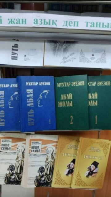 27 қараша 2025 жыл.
Қарағанды технология және сервис колледжінің кітапханасында «Book Challenge» — кітап оқитын ұлт жобасы аясында қазақтың белгілі жазушысы, қоғам қайраткері, Қазақстан ғылым академиясының тұңғыш академигі, филология ғылымдарының докторы, профессоры, Қазақ КСР-нің еңбек сіңірген ғылым қайраткері Мұхтар Әуезовтің «Путь Абая» роман-эпопеясы, сондай-ақ қазақтың әйгілі әскери қолбасшысы, Ұлы Отан соғысында даңқы шыққан стратег және тактик, жазушы, Кеңес Одағының Батыры Бауыржан Момышұлының «Ұшқан ұя» романы бойынша «Reading man – кітап оқитын адам» айдарымен талдау өткізілді.

Кітап оқу барысында сұрақ-жауап форматында талқылау жүргізіліп, шығармаларды толық оқып, мазмұнын тереңірек түсінуге мүмкіндік берілді.

27 ноября 2025 года.
В библиотеке Карагандинского колледжа технологий и сервиса в рамках проекта «Book Challenge» — по проекту "Читающая нация" — был проведён анализ произведений: роман-эпопея Мухтара Ауэзова «Путь Абая», известного казахского писателя, общественного деятеля, первого академика Академии наук Казахстана, доктора филологических наук, профессора, заслуженного деятеля науки Казахской ССР, а также роман «Ұшқан ұя» («Наша семья») прославленного казахского военного полководца, стратега и тактика, героя Великой Отечественной войны, писателя, Героя Советского Союза Бауыржана Момышулы. Анализ проходил в формате рубрики «Reading man – человек, который читает».

Во время чтения книг обсуждение проходило в формате вопрос-ответ, что позволило участникам полностью прочитать произведения и глубже понять их содержание.
#кктис #адалазамат #адаленбек #кітапоқитынұлт #ЧитающаяНация #кітапхана
@kktis_kz_biblioteka
@obb_qaragandy @rumcdo_official @umckrg