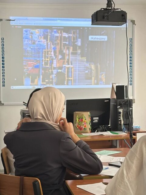 ✨📚 Ашық сабақ

05.12.2025 күні Қарағанды технология және сервис колледжінде қазақ тілі мен әдебиеті пәнінің оқытушысы Тулегенова Т.Б. М9-25 тобында «Ұлттық мәдениеттің жаһандану үрдісі» – Ғылыми стиль тақырыбында ашық сабақ өткізді.

Сабақтың мақсаты:
Білім алушылар нақты проблеманы, сұрақты немесе тапсырманы анықтап, оны тұжырымдай алады.

Сабақ барысында түрлі ойындар, сергіту жаттығулары, жасанды интеллект элементтері қолданылып, тақырып топтың мамандығымен ұштастыра отырып өткізілді.

Сабақ соңында студенттер манекенде қазіргі күнделікті өмірге ыңғайлы етіп қазақы көйлектің заманауи нұсқасын жасап шықты.
Бұл тәжірибе студенттердің өз мамандықтарына деген қызығушылығын арттырып, білім алу процесін жандандыра түсті.

@umckrg @obb_qaragandy @rumcdo_official @oqu_agartu_ministrligi
#Олимпиада2025 #кктис #адаленбек #адалазамат
#ҚазақТіліӘдебиеті #АшықСабақ #ЖасандыИнтеллект #ҰлттықМәдениет #ҒылымиСтиль #Шығармашылық #СтуденттікӨсу