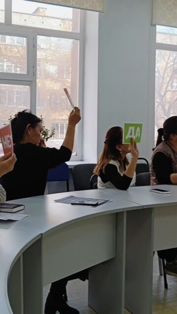 🧠 06.01.2026 ж. колледждің психологиялық қызметі педагогтерге арналған
«Жаңа күш: педагогтың эмоционалдық ресурсын қалпына келтіру» тақырыбында тренинг өткізді.
💚 Тренинг барысында қатысушылар өздерін тыңдауды, өзіне қамқор болуды үйренді. Себебі алдымен өз ішкі ресурсыңды толықтырмай, оны өзгелерге беру мүмкін емес екені айтылды.
🌿 Кездесу жылы әрі жеңіл атмосферада өтті: ой бөлістік, күлдік, қуат алып, жақсы көңіл-күймен тарқастық.

✨ Психологический тренинг для педагогов ✨

🧠 06.01.2026 г. психологическая служба колледжа провела тренинг для педагогов
«Перезагрузка: восстановление эмоционального ресурса педагога».
💙 В ходе встречи участники учились слышать себя и заботиться о собственном состоянии, чтобы с внутренним ресурсом и теплом делиться им с окружающими.
🌿 Тренинг прошёл в тёплой и лёгкой атмосфере: делились эмоциями, смеялись, наполнились позитивной энергией и вдохновением.
@umckrg @obb_qaragandy @rumcdo_official @oqu_agartu_ministrligi
#психологиялыққызмет #психолог #эмоционалдықресурс #педагогтықолдау
#психология #психологиялықтренинг #психологическаяслужба #педагогиресурсы