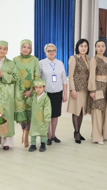 ✨ Облыстық кәсіби шеберлік конкурсы ✨
🎨 Қарағанды облысында техникалық және кәсіптік, орта білімнен кейінгі білім беру ұйымдарының педагогтары арасында
«Қазақтың этно киімдер коллекциясы» атты облыстық кәсіби шеберлік конкурсы өтті.
🏛 Конкурс Қарағанды технология және сервис колледжі — «Сән технологиясы» құзырет орталығы базасында ұйымдастырылып, педагогтардың шығармашылық әлеуеті мен кәсіби шеберлігін көрсетуге мүмкіндік берді.
👗 Қатысушылар дәстүрлі қазақ ою-өрнектері мен заманауи сән үрдістерін үйлестірген авторлық этно-киім коллекцияларын ұсынды. Жұмыстар көркемдік мәнерлілік, ұлттық дәстүрге сәйкестік, идеяның бірегейлігі және орындалу сапасы бойынша бағаланды.
🏆 Нәтижелер:
🥇 І орын — Лудан С.Л. (ҚТжСК), Хасенова Ж.Ж., Төлеген П.К. (Балқаш гуманитарлық-техникалық колледжі)
🥈 ІІ орын — Дауренбекова Л.Ш. (ҚТжСК), Кавдрахман К., Зейнешова А.М. (Теміртау жоғары политехникалық колледжі)
🥉 ІІІ орын — Есеева А.Д. (ҚТжСК)
🤝 Байқау жұмыстарын колледждің әлеуметтік серіктестері — «АиШынАй» ЖШС өкілі Кенжебекова Г.Х. және «ProSew» ательесінің жетекшісі Макишева О.С. бағалады.
🌟 Конкурс өңірдің мәдени-білім беру өміріндегі маңызды оқиғаға айналып, Қарағанды технология және сервис колледжінің сән және дизайн саласындағы жетекші орталық ретіндегі рөлін айқындады.

✨ Областной конкурс проф. мастерства ✨
🎨 В Карагандинской области прошёл областной конкурс
«Казахская этно коллекция одежды» среди педагогов организаций ТиПО и послесреднего образования.
🏛 Конкурс состоялся на базе нашего колледжа — Центра компетенции «Технология моды» и стал площадкой для демонстрации профессионального мастерства и творческого потенциала педагогов региона.
👗 Участники представили авторские этноколлекции, объединившие традиционные казахские мотивы и современные модные тенденции. Работы оценивались по художественной выразительности, соответствию национальным традициям, оригинальности и качеству исполнения.
🏆 По итогам конкурса участники были награждены дипломами.
Мероприятие подтвердило значимую роль ККТиС как центра развития профессиональных компетенций в сфере моды и дизайна.
@umckrg @obb_qaragandy #кктис #адалазамат #адаленбек #технологиямоды