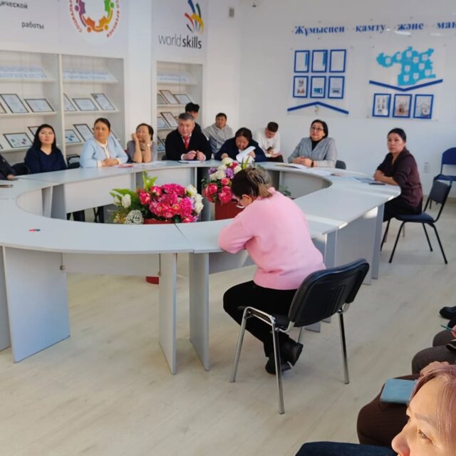 2026 жылғы 16 қаңтар күні колледжде 2025–2026 оқу жылының I жартыжылдығының қорытындыларына арналған педагогикалық кеңес отырысы өтті.
Күн тәртібі:
2025–2026 оқу жылының I жартыжылдығындағы колледждің құрылымдық бөлімшелерінің жұмысын талдау
Баяндамашылар:
— Оқу ісі жөніндегі орынбасары — Ибраева Р.К.
— Өндірістік оқыту жөніндегі орынбасары — Сакенова Б.Е.
— Тәрбие ісі жөніндегі орынбасары — Әмірханова М.А.
— Кәсіптік оқыту жөніндегі орынбасарының м.а. — Сеитов А.Р.
Дуалды оқыту (мамандықтар бойынша қамтылуы)
Педагогтарды аттестациялауға дайындау
Баяндамашы: әдіскер Лебединская Л.А.
Студенттердің өндірістік қызметке қатысуына ынтасын арттыру мәселелері мен жолдары
Баяндамашы: өндірістік оқыту жөніндегі орынбасары Сакенова Б.Е.
Отырыс барысы
Күн тәртібінің бірінші мәселесі бойынша құрылымдық бөлімшелердің оқу, өндірістік және тәрбие бағытындағы жұмысына жан-жақты талдау жасалды.
Екінші мәселе бойынша дуальды оқытумен қамтылған студенттердің көрсеткіштері қарастырылып, әлеуметтік серіктестермен ынтымақтастықты кеңейту жолдары айқындалды.
Үшінші мәселе бойынша педагогтарды аттестациядан өткізу тәртібі мен талаптары түсіндірілді.
Төртінші мәселе бойынша студенттердің өндірістік тәжірибеге қатысуына ынтасын арттыруға бағытталған ұсыныстар талқыланды.
Кеңес қорытындысы бойынша I жартыжылдықтың нәтижелері шығарылып, екінші жартыжылдыққа арналған негізгі міндеттер белгіленді.
Педагогикалық кеңес іскерлік әрі нәтижелі жағдайда өтті. Барлық мәселелер қарастырылып, тиісті шешімдер қабылданды. 
@umckrg @obb_qaragandy @rumcdo_official 
#кктис #годцифровизации #педсовет