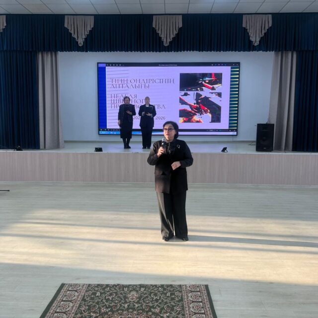 📍 Қарағанды технология және сервис колледжі
📅 19.01.2026 ж.

Қарағанды технология және сервис колледжінде «Тігін өндірісі және киім моделдеу» мамандығы бойынша пәндік апталықтың салтанатты ашылуы өтті.

Пәндік апталық білім алушылардың кәсіби құзыреттіліктерін дамытуға, тігін саласындағы мамандықтарды насихаттауға, сондай-ақ студенттер мен педагогтердің шығармашылық және практикалық әлеуетін көрсетуге бағытталған. Апта барысында шеберлік сабақтары, кәсіби байқаулар, дайын бұйымдар көрмесі, «Тігін өндірісі» мамандығы бойынша дебаттар мен квиз өткізу жоспарланған.

Пәндік апталықтың ашылуы шабыт пен кәсіби бірліктің атмосферасында өтті. Студенттер іс-шаралар бағдарламасымен танысып, киім дизайны мен тігін өндірісі саласында өзін-өзі жүзеге асыру мүмкіндіктері туралы ақпарат алып, болашақ кәсіби дамуына мотивация алды.

Пәндік апталық тәжірибе алмасуға, креативті идеяларды дамытуға және таңдалған мамандыққа тұрақты қызығушылық қалыптастыруға арналған маңызды алаң болмақ.

✨ Стиль жасаймыз. Кәсіби мамандарды қалыптастырамыз. Болашақты бірге тігеміз!
📍 Карагандинский колледж технологии и сервиса
📅 19 января 2026 года

В Карагандинском колледже технологии и сервиса состоялось торжественное открытие предметной недели по специальности «Швейное производство и моделирование одежды».

Предметная неделя направлена на развитие профессиональных компетенций обучающихся, популяризацию профессий швейной отрасли, а также демонстрацию творческого и практического потенциала студентов и педагогов. В течение недели запланированы мастер-классы, профессиональные конкурсы, выставки изделий, дебаты и квиз.

Открытие недели прошло в атмосфере вдохновения и профессионального единства. Студенты познакомились с программой мероприятий, узнали о возможностях самореализации в сфере дизайна и швейного производства, а также получили мотивацию к дальнейшему профессиональному росту.

Предметная неделя станет важной площадкой для обмена опытом, раскрытия креативных идей и формирования устойчивого интереса к выбранной специальности.
@umckrg @obb_qaragandy @rumcdo_official @oqu_agartu_ministrligi
#адаленбек #адалазамат #кктис
#ККТиС #ПредметнаяНеделя #ШвейноеПроизводство #МоделированиеОдежды #Студ