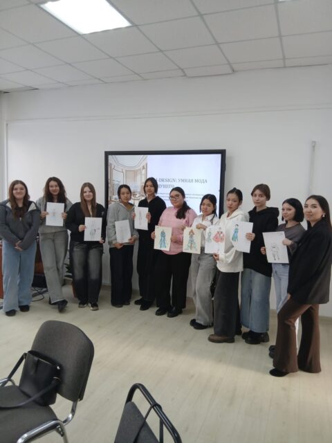 Мода және жасанды интеллект: жаңа мүмкіндіктер
2026 жылғы 21 қаңтарда ҚМҚК «Қарағанды технология және сервис колледжінде» студенттерге арналған «ЖИ көмегімен коллекция жаса» тақырыбында оқыту семинары өтті.
👩‍🏫 Семинарды өндірістік оқыту шебері Темірғалиева Малике Сансызбайқызы дайындап, өткізді.
🎯 Іс-шараның мақсаты — студенттердің цифрлық және кәсіби құзыреттіліктерін қалыптастыру, шығармашылық ойлауын дамыту, киім дизайны мен модельдеуде жасанды интеллекттің заманауи құралдарын меңгерту.
Семинар барысында білім алушылар:
▪️ киім дизайнына арналған ЖИ платформаларымен танысты
▪️ әртүрлі онлайн сервистер арқылы киім модельдерінің эскиздерін әзірледі
▪️ дизайнерлік идеяларды визуализациялау дағдыларын дамытты
▪️ шығармашылық пен цифрлық технологияларды үйлестіруді үйренді
Бұл семинар болашақ сән индустриясы мамандарын даярлауда жасанды интеллекттің маңызын көрсетті.
21 января 2026 года в КГКП «Карагандинский колледж технологии и сервиса» состоялся обучающий семинар для студентов «Создай коллекцию с ИИ».
👩‍🏫 Семинар подготовила и провела мастер производственного обучения Темірғалиева Малике Сансызбайкызы.
🎯 Цель мероприятия — формирование у студентов цифровых и профессиональных компетенций, развитие креативного мышления, освоение современных инструментов искусственного интеллекта в процессе проектирования и моделирования одежды.
В ходе семинара обучающиеся:
▪️ познакомились с возможностями ИИ-платформ для дизайна одежды
▪️ разрабатывали эскизы моделей с использованием различных онлайн-сервисов ИИ
▪️ отрабатывали навыки визуализации дизайнерских идей
▪️ учились сочетать творческий подход с современными цифровыми технологиями
Семинар показал, что искусственный интеллект становится важным инструментом в подготовке специалистов индустрии моды.
#ҚМҚК
#ҚарағандыТехнологияЖәнеСервисКолледжі
#ЖасандыИнтеллект
#ЖИжәнеБілім
#КиімДизайны
#МодаТехнологиясы
#ЦифрлықДағдылар
#КолледжҚарағанды
#КарагандинскийКолледжТехнологииИСервиса
#ИИвОбразовании
#ИскусственныйИнтеллект
#ДизайнОдежды
#ТехнологияМоды
#ЦифровыеНавыки
#КолледжКараганда